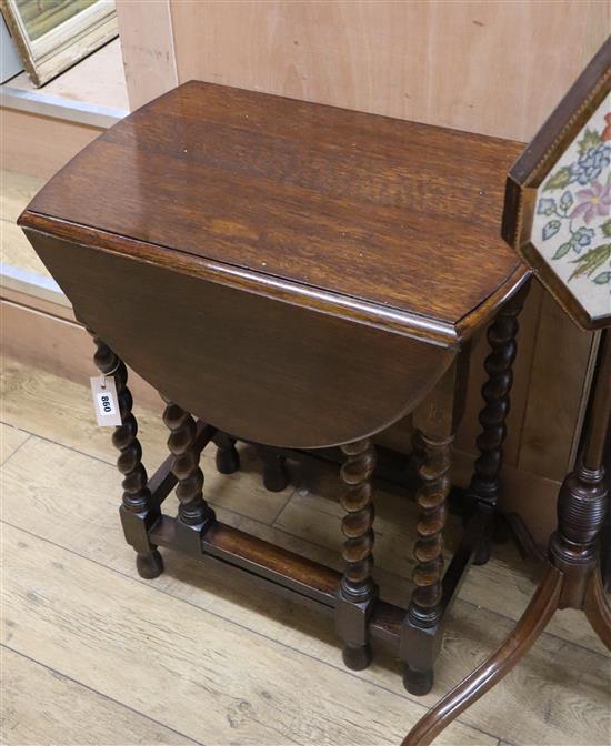 A small oak gateleg table W.60cm